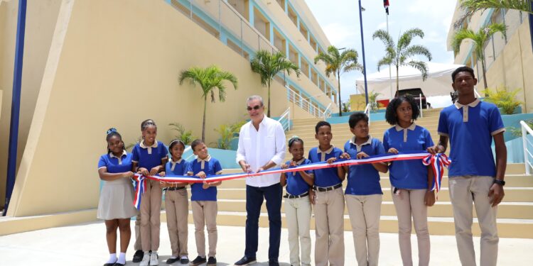 Abinader inaugura escuelas y apartamentos en la provincia Santo Domingo