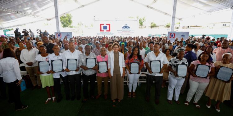 Gobierno otorga seguridad jurídica a familias de SDE con entrega de títulos de propiedad