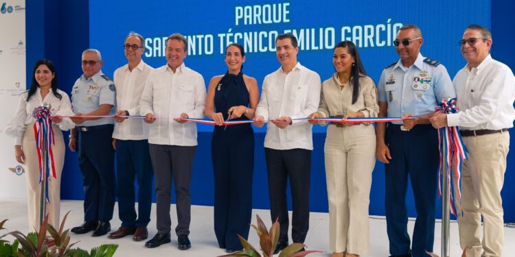 Popular, primera dama y MICM remozan parque Base Aérea de San Isidro