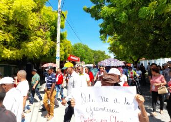 Marchan en Barahona contra instalación de grancera en El Cachón