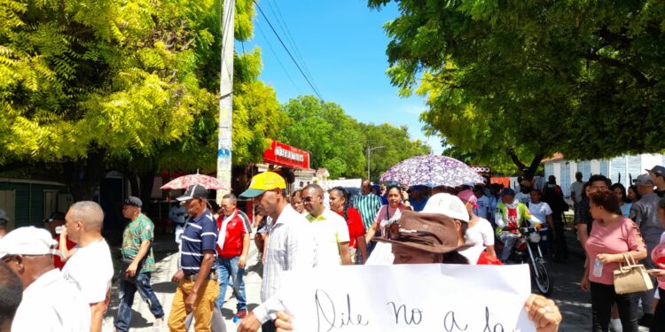 Marchan en Barahona contra instalación de grancera en El Cachón