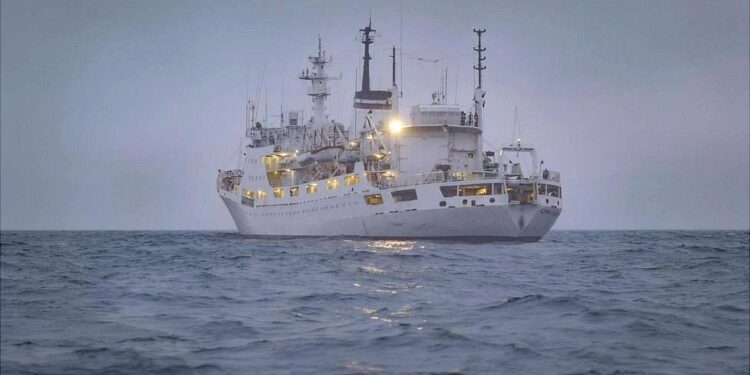 Barcos rusos entrenan con misiles de precisión rumbo a Cuba