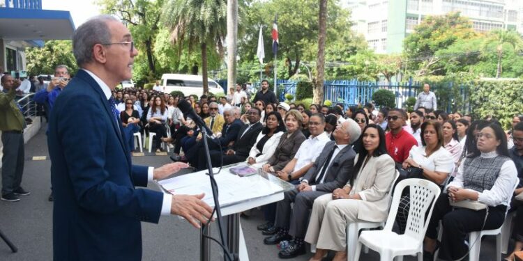 MESCyT otorga 402 becas para maestrías internacionales