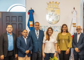 La alcaldesa Carolina Mejía recibe a delegación de ADOPAE
