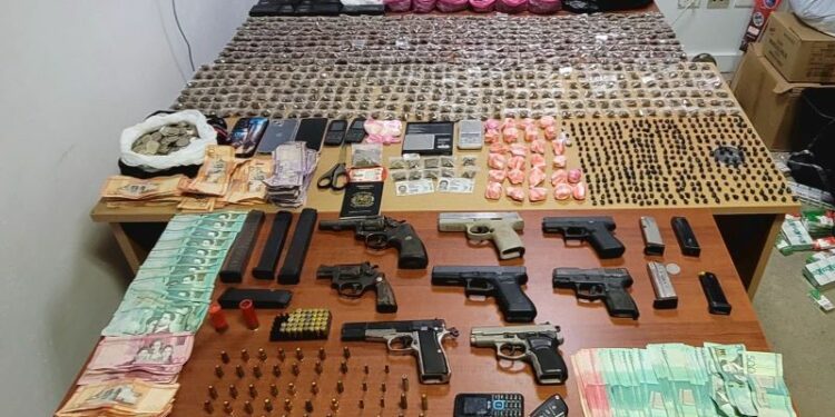 Allanamientos simultáneos en Villa González; confiscan armas, drogas y dinero