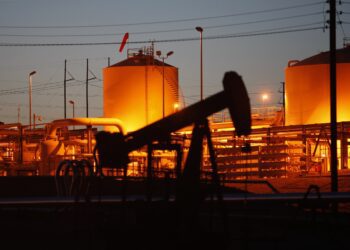 El petróleo cae más de un 3% a pesar de la prórroga de recortes de la OPEP+