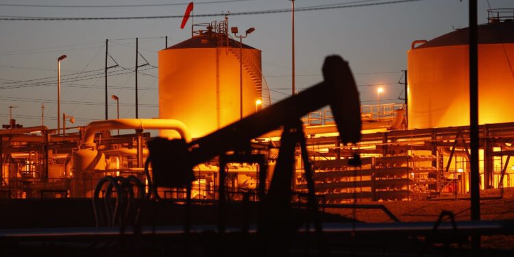 El petróleo cae más de un 3% a pesar de la prórroga de recortes de la OPEP+