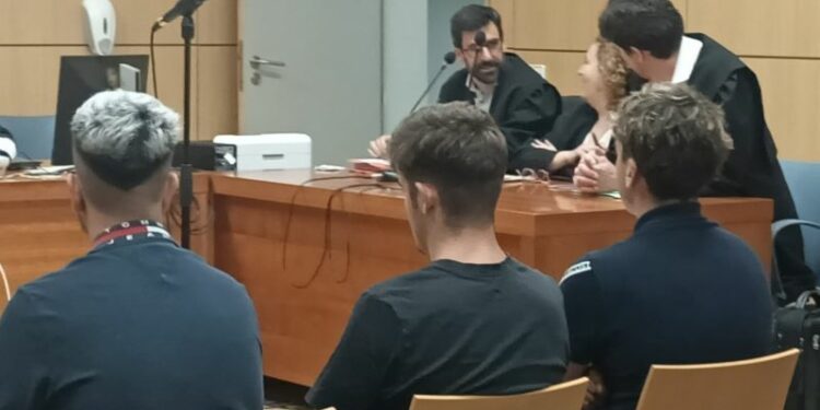 Prisión para tres jóvenes insultaron de forma racista a futbolista brasileño en España