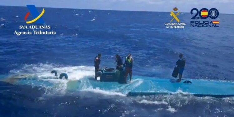 España: Interceptan 'narcosubmarino' con cuatro colombianos abordo con presunta cocaína