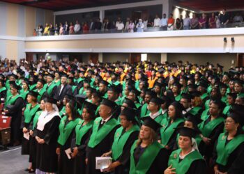 UCSD celebra la investidura de 420 profesionales de postgrado con nuevas autoridades