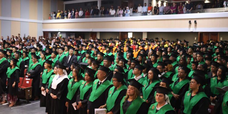 UCSD celebra la investidura de 420 profesionales de postgrado con nuevas autoridades