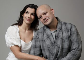 Nashla Bogaert y Pepe Sierra protagonizan "¡Acepto!, lo que sea, pero contigo"