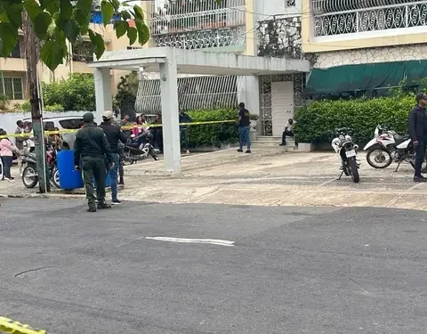 Identifican a hermanastros encontrados muertos en vehículo en Gazcue