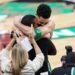 Los Celtics han vuelto a estar en la cima; el dominicano Al Horford celebra