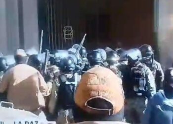 Crisis en Bolivia: Militares entran al Palacio de Gobierno en La Paz