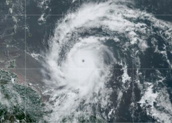 Huracán Beryl se dirige hacia islas Barlovento y amenaza a República Dominicana