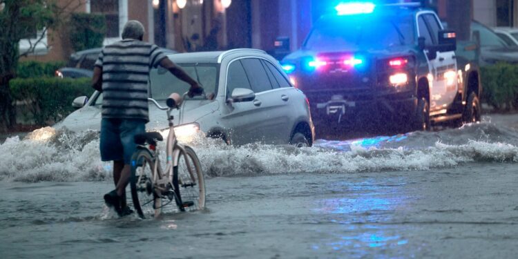 Inusual emergencia inundaciones FL pone en vilo residentes