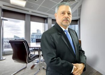 Presidente de UNE urge a tomar medidas ante el déficit fiscal y deuda externa del país