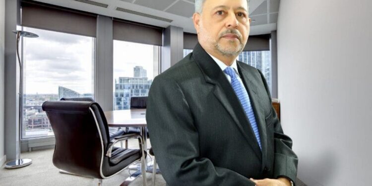 Presidente de UNE urge a tomar medidas ante el déficit fiscal y deuda externa del país