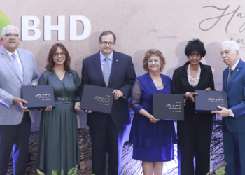 BHD presenta edición conmemorativa del poema “Hay un país en el mundo”