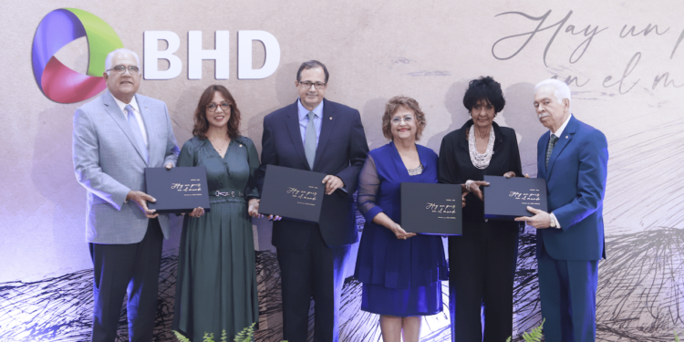 BHD presenta edición conmemorativa del poema “Hay un país en el mundo”