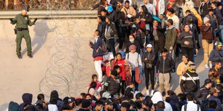 Tras orden Biden, crece el número de migrantes en campamentos callejeros de México