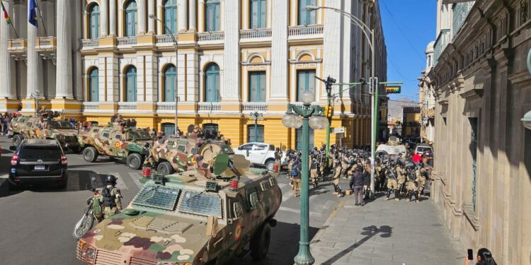 Militares toman calles en Bolivia; hay temor por golpe de Estado