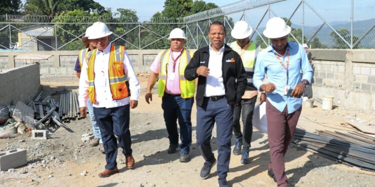 Milton Morrison supervisa construcción de subestación en Rancho Arriba