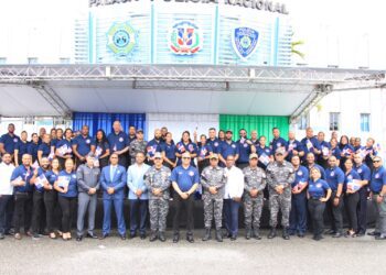 NYPD dona 500 chalecos antibalas y equipos a la Policía Nacional