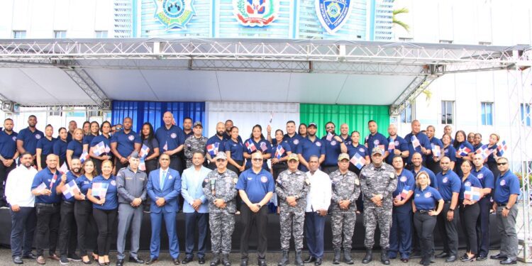 NYPD dona 500 chalecos antibalas y equipos a la Policía Nacional