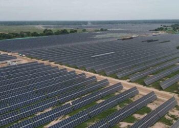 Inversión en energías limpias duplica a la de combustibles fósiles, según la AIE