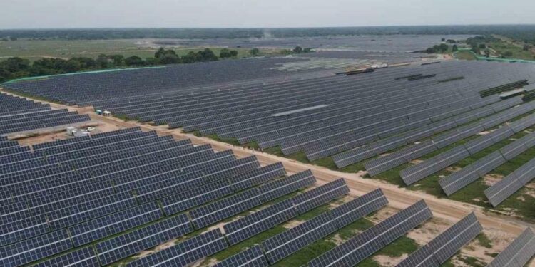 Inversión en energías limpias duplica a la de combustibles fósiles, según la AIE