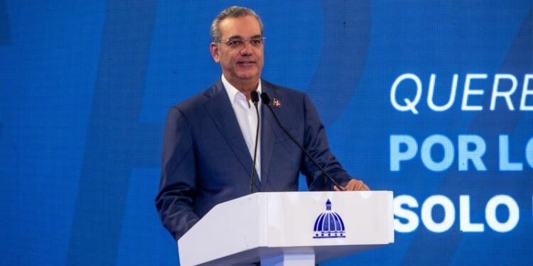 Presidente Abinader destaca logros económicos del Sistema de Transporte Estudiantil