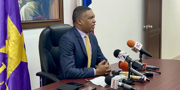 Yván Lorenzo anuncia su candidatura a la secretaría general del PLD