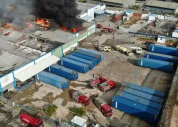 Incendio en nave industrial en Altos de Arroyo Hondo moviliza al Sistema 911 y bomberos