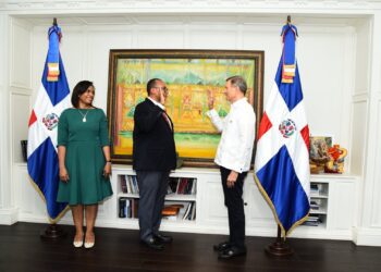 Canciller Roberto Álvarez juramenta al nuevo director general de Pasaportes