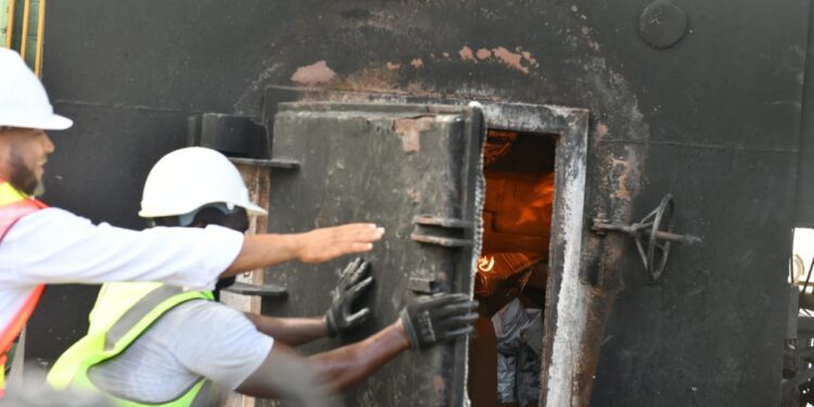 JCE incinera boletas de las elecciones municipales de febrero pasado