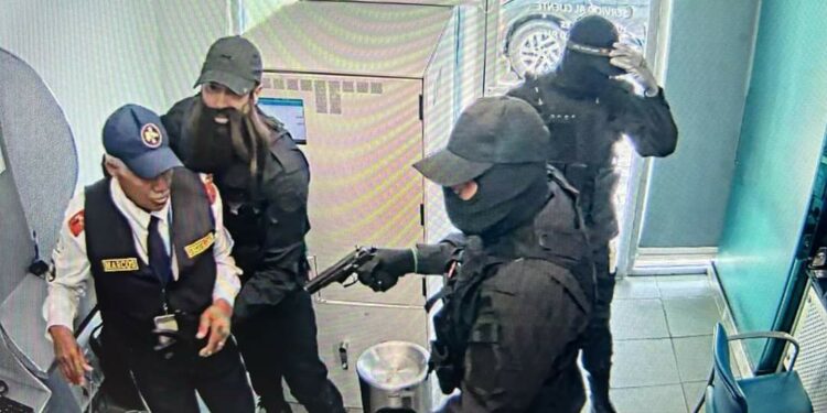 Difunden Imágenes de los asaltantes de la Oficina del Banco Popular en la Avenida Luperón