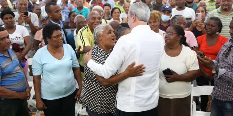 Abinader encabeza lanzamiento proyecto de titulación en Domingo Savio