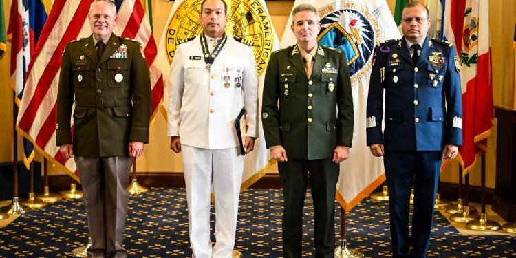 Colegio Interamericano y Departamento de Defensa de EE UU condecoran a oficiales dominicanos
