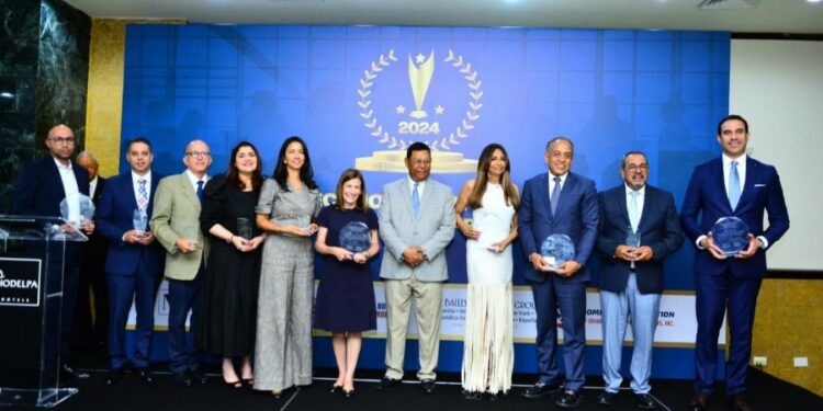 Almuerzo de Negocios reconoce a empresarios de Santiago