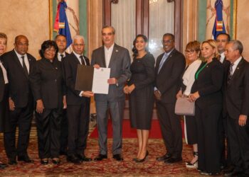 Abinader y Peña reciben resolución para mandato 2024-2028