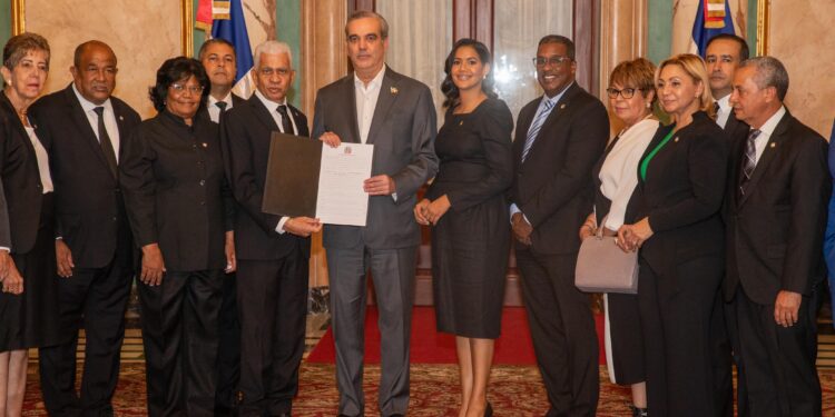 Abinader y Peña reciben resolución para mandato 2024-2028