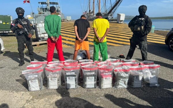 Incautan 134 paquetes de cocaína y arrestan a tres venezolanos