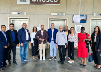 Embajador Andrés L. Mateo recibe a funcionarios de RD en París