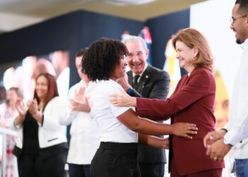 Gobierno inicia entrega de becas nacionales a jóvenes meritorios