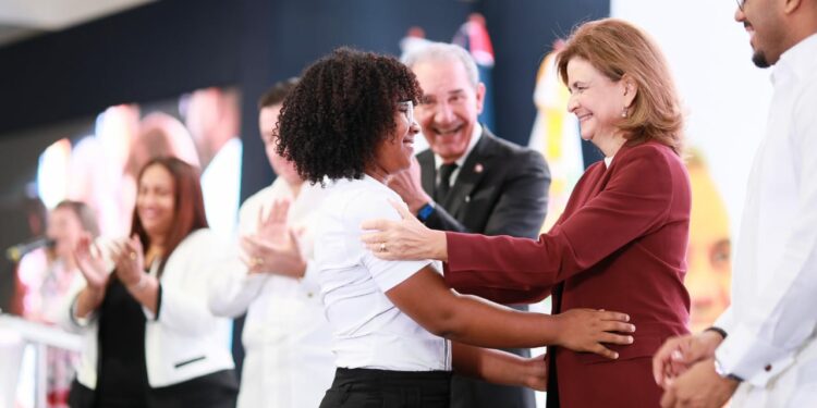 Gobierno inicia entrega de becas nacionales a jóvenes meritorios