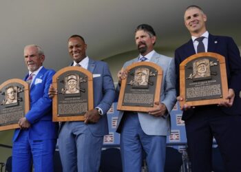 Los exaltados al Salón de la Fama junto a Adrián Beltré 