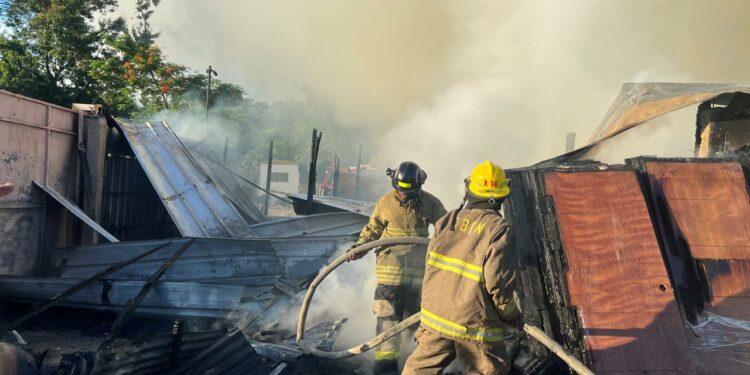 Se registra incendio en almacén de constructora en Arroyo Hondo
