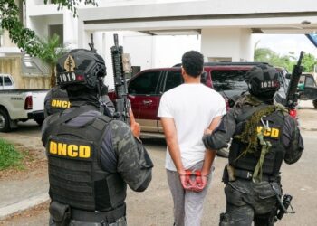 Arrestan a dos hombres vinculados a 371 paquetes de cocaína en tanques de miel